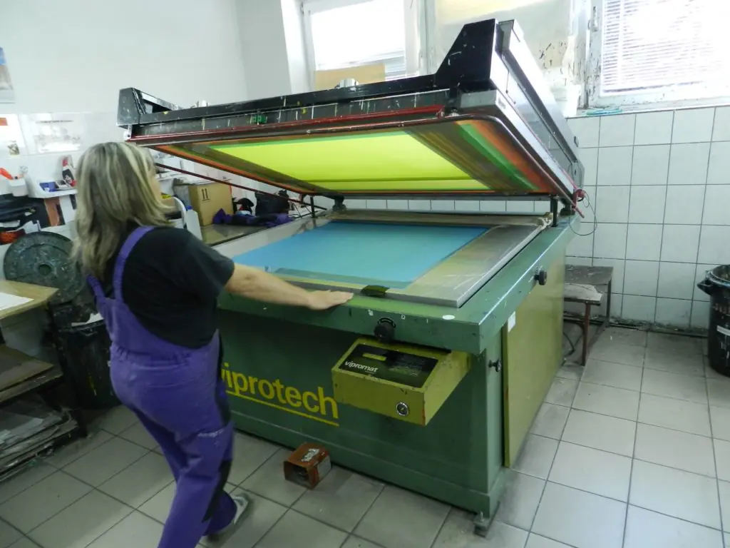 Sieťotlač: tradičná technológia potlače s moderným využitím